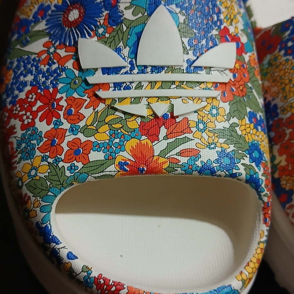 Adidas Clogs - Picture 9 of 9